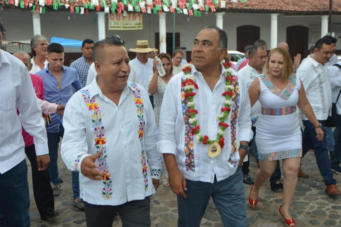 El Presidente municipal, Timoteo Arce Solís, recibe al Gobernador del Estado, Héctor Astudillo Flores, en la cabecera municipal de Cutzamala. Durante su mensaje, el primer edil, agradeció todos los apoyos otorgados al pueblo en general.