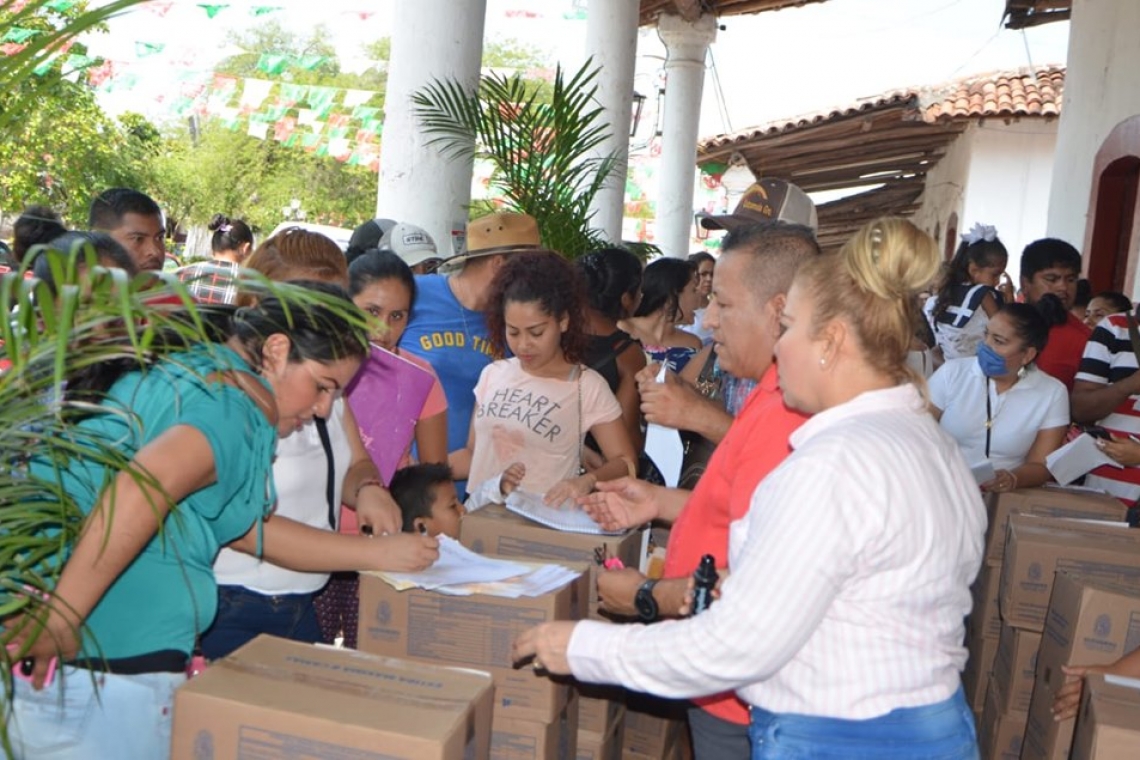 El Presidente municipal, Mtro. Timoteo Arce Solís, acompañado de la señora Rosita Jaimes López, realizan entrega de "Desayunos para Niños no Escolarizados" a menores de 5 años.