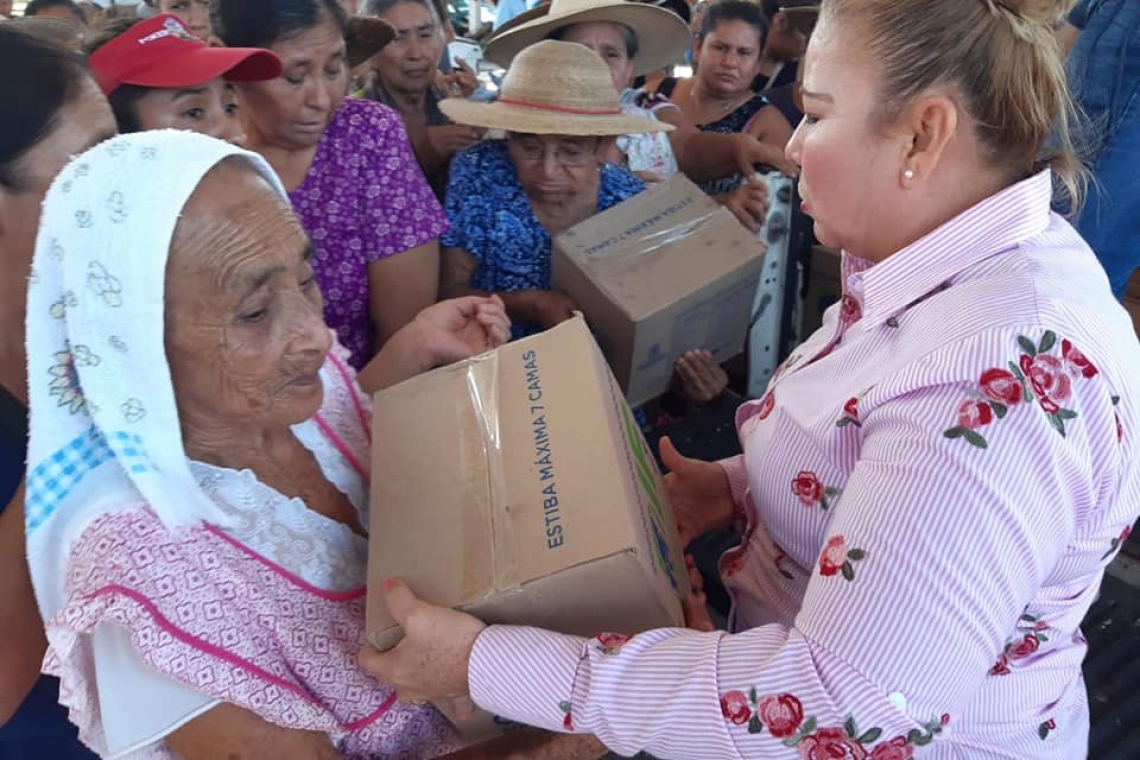 En representación del Presidente, Timoteo Arce Solís, la señora Rosita Jaimes López, quien dirige el DIF municipal, hace entrega de "Despensas Familiares Gratuitas" a pobladores de Cuadrilla Nueva