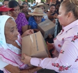 En representación del Presidente, Timoteo Arce Solís, la señora Rosita Jaimes López, quien dirige el DIF municipal, hace entrega de "Despensas Familiares Gratuitas" a pobladores de Cuadrilla Nueva