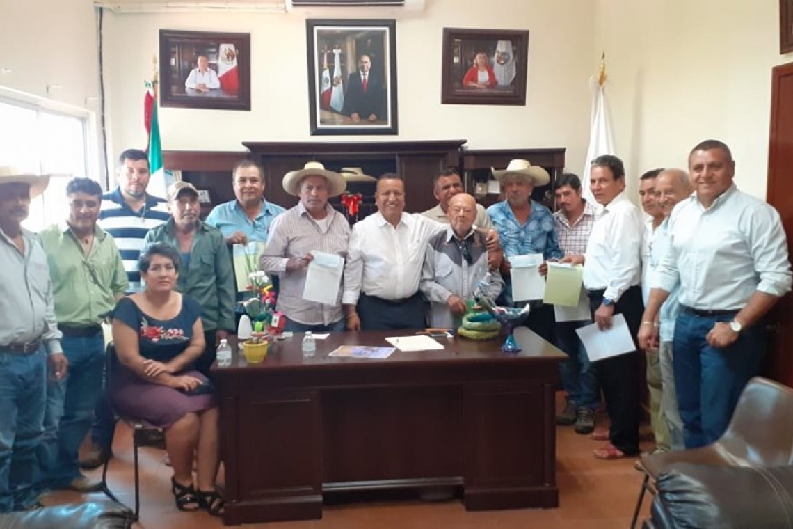 El Presidente Municipal, Mtro. Timoteo Arce Solís, se reúne con los presidentes de las "Cooperativas Pesqueras, Ganadera y Junta Local de Sanidad", con la finalidad de dar cumplimiento al Convenio con la Hidroeléctrica MEXHIDRO y hacer entrega del apoyo e