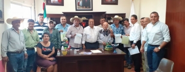 El Presidente Municipal, Mtro. Timoteo Arce Solís, se reúne con los presidentes de las "Cooperativas Pesqueras, Ganadera y Junta Local de Sanidad", con la finalidad de dar cumplimiento al Convenio con la Hidroeléctrica MEXHIDRO y hacer entrega del apoyo e