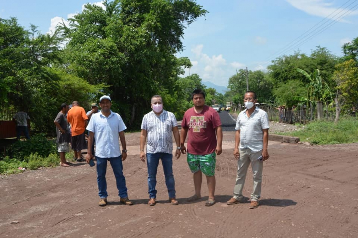 Supervisan obra de 1.3 km de concreto de asfalto en la calle principal de la comunidad de Los Capires