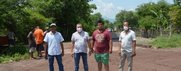 Supervisan obra de 1.3 km de concreto de asfalto en la calle principal de la comunidad de Los Capires