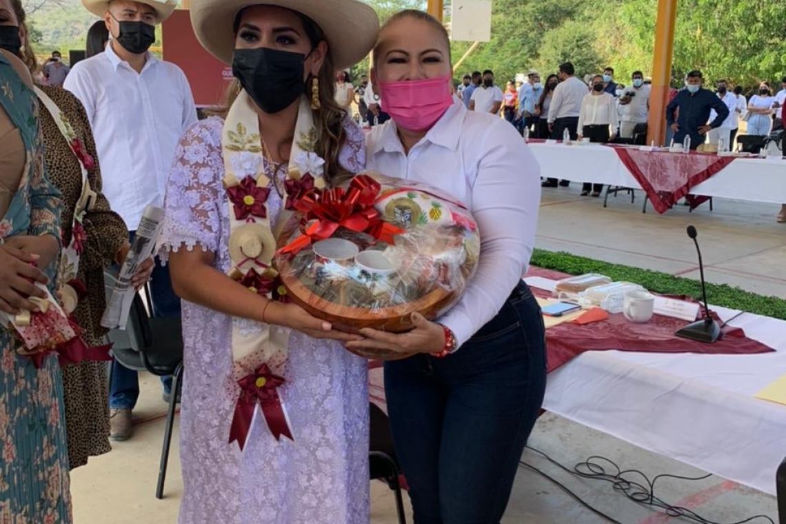La alcaldesa Rosita Jaimes López asiste a la reunión de trabajo con la Gobernadora del Estado