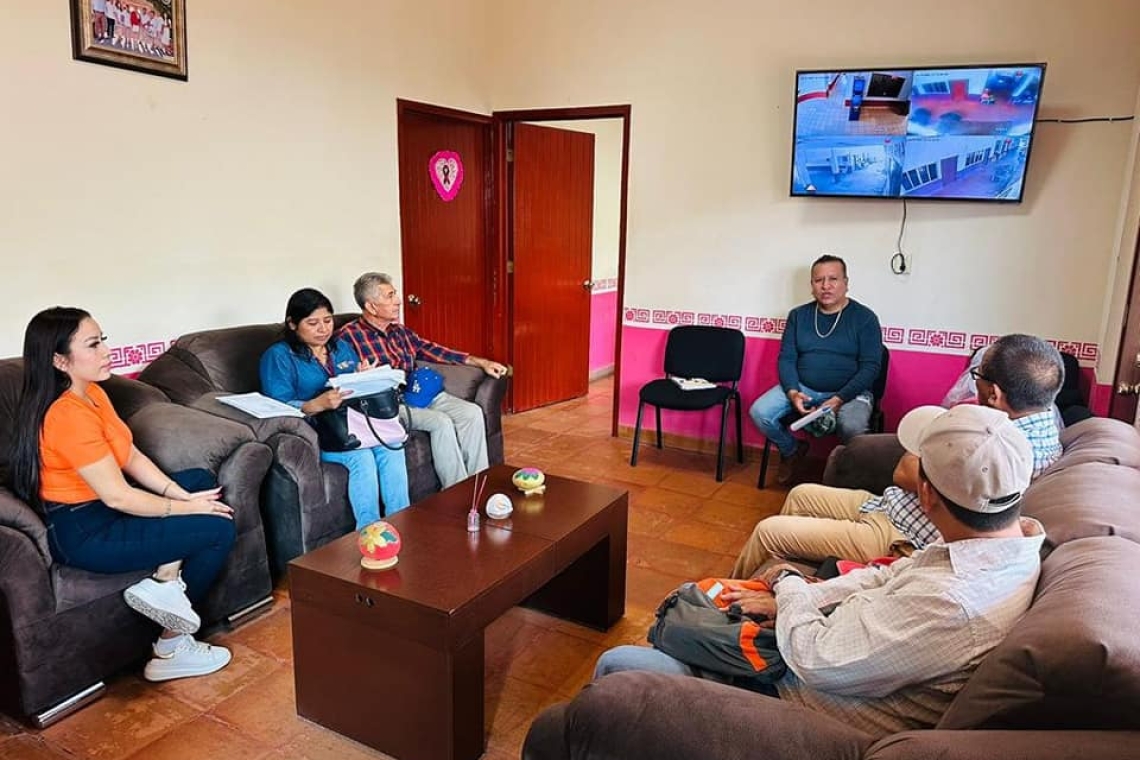 Mayte Arce Jaimes da seguimiento a los trabajos necesarios para la construcción del colector de aguas residuales