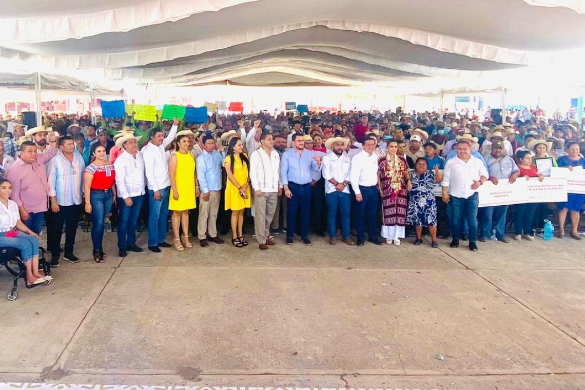 Mayte Arce Jaimes acompañada a la Mtra. Evelyn Salgado Pineda; gobernadora del Estado en su visita de trabajo a la Tierra Caliente