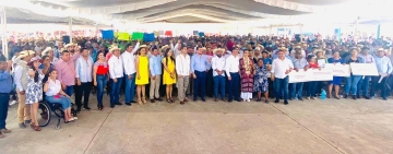 Mayte Arce Jaimes acompañada a la Mtra. Evelyn Salgado Pineda; gobernadora del Estado en su visita de trabajo a la Tierra Caliente